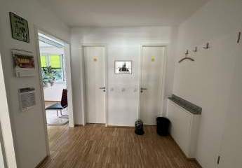 Kleines Büro im ruhigen Hinterhof mit Parkettboden