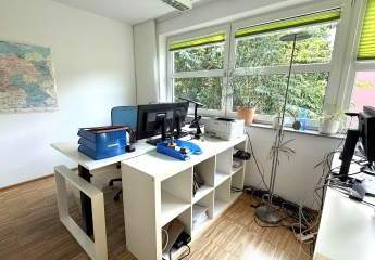 Kleines Büro im ruhigen Hinterhof mit Parkettboden