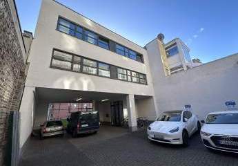 Kleines Büro im ruhigen Hinterhof mit Parkettboden