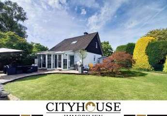 CITYHOUSE: Freistehendes Einfamilienhaus mit Traumgarten, Wintergarten, Kamin, Sauna und Garage