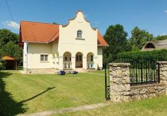 imposantes Wohnhaus am Balatonnordufer