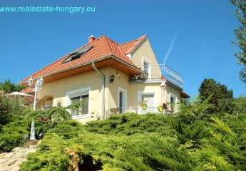 Einfamilienhaus mit Balatonpanorama am Nordufer