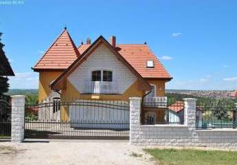 Imposante Villa in Héviznähe