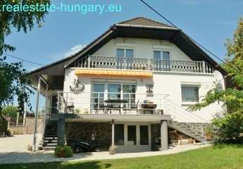 Modernes Wohnhaus mit Pool am Nordufer