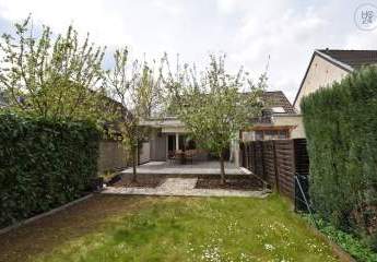 Haus mit Terrasse und Garten in Lövenich