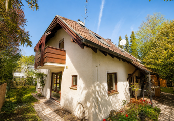 Familientraum in Obermenzing – Ruhig gelegene Doppelhaushälfte mit Kamin, Wintergarten & Gartenidylle