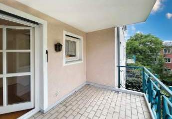 Charmant, zentral und dennoch ruhig – gepflegte 2-Zimmer-Wohnung mit großer Loggia und TG-Platz!