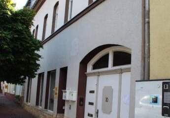 Direkt am Markt ! Gut erhaltenes WGH mit Garage, Sauna uvm. - Prov.Frei.