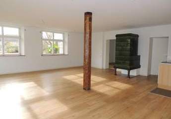 Helle Erdgeschoss-Wohnung mit Terrasse und Garten auf schönem Anwesen