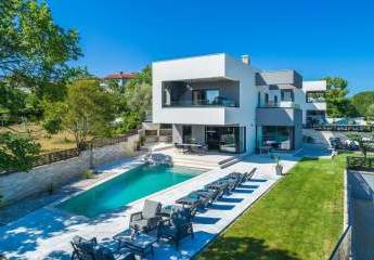 Mediterrane Luxus-Villa mit unverbauter Aussicht auf eine Bucht in der Adria