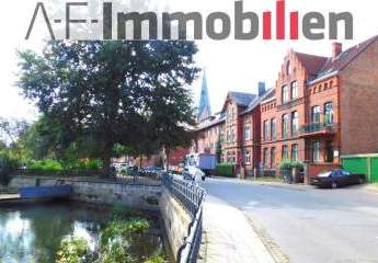 DIE ZWEI-ZIMMER-ALTBAUWOHNUNG MITTEN IN LÜNEBURG: eigene Garage und absolut zentral!