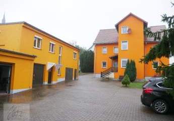 ***JETZT AN DIE ALTERSVORSORGE DENKEN - RENDITEOBJEKT FÜR VERMIETER IN RIESA*** Mehrfamilienhaus mit 4 Wohneinheiten, Garagen, Stellflächen und Garten in ruhiger, städtischer Randlage