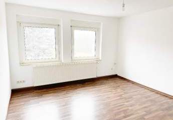 ***RENOVIERTE 3-RAUMWOHNUNG MIT GERÄUMIGEN WOHNZIMMER*** und Badezimmer mit Wanne ab sofort zu vermieten