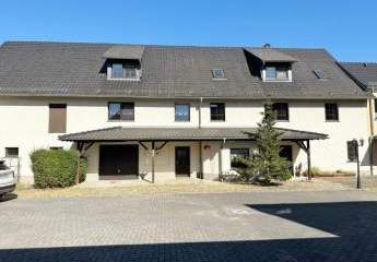 ***RAUM, FREIHEIT UND RUHE: EINZIGARTIGES REIHENENDHAUS MIT GARTEN, NEBENGEBÄUDE UND GROSSEN MÖGLICHKEITEN***