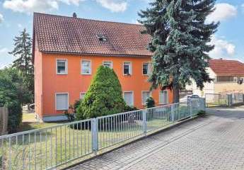 ***JETZT AN DIE ALTERSVORSORGE DENKEN - RENDITEOBJEKT FÜR VERMIETER IN RIESA*** Mehrfamilienhaus mit 4 Wohneinheiten, Garagen, Stellflächen und Garten in ruhiger, städtischer Randlage