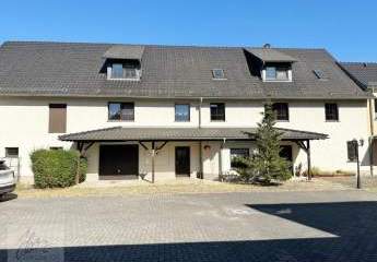 ***RAUM, FREIHEIT UND RUHE: EINZIGARTIGES REIHENENDHAUS MIT GARTEN, NEBENGEBÄUDE UND GROSSEN MÖGLICHKEITEN***