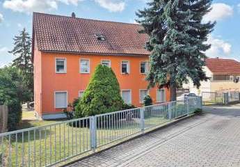 ***JETZT AN DIE ALTERSVORSORGE DENKEN - RENDITEOBJEKT FÜR VERMIETER IN RIESA*** Mehrfamilienhaus mit 4 Wohneinheiten, Garagen, Stellflächen und Garten in ruhiger, städtischer Randlage