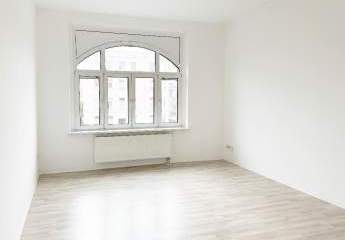 ***ALTBAUCHARME MIT 2 BALKONEN UND BLICK INS GRÜNE*** – 2-Raumwohnung in zentrumsnaher Lage von Alt‑Riesa zu vermieten