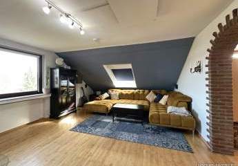 JÄSCHKE - Großzügige 4-Zimmer-Dachgeschosswohnung mit Gartenanteil und Garage