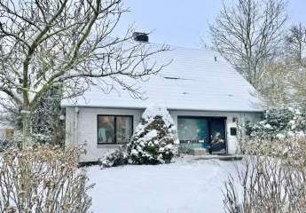 Traumhaft wohnen in Heide: Großzügiges Einfamilienhaus in ruhiger Sackgasse mit Gartenidyll