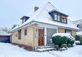 Attraktives Walmdachhaus mit Wintergarten, Balkon und eingewachsenem Grundstück in Heide-Ost
