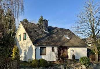 Exklusives Wohnen in Sackgassenlage: Gepflegtes Haus mit Galerie, Kamin und Garten in Heide-Ost