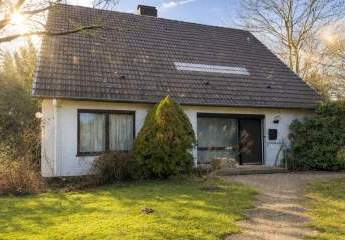 Traumhaft wohnen in Heide: Großzügiges Einfamilienhaus in ruhiger Sackgasse mit Gartenidyll