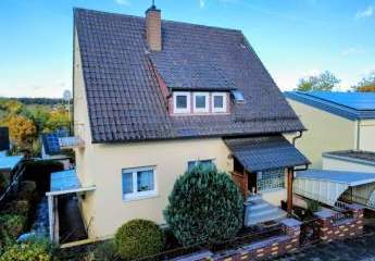 Zweifamilienhaus in beliebtem Stadtteil zu verkaufen. Gut vermietet. Großes Eigentumsgrundstück.