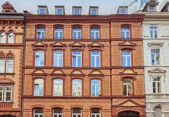 Über den Dächern von Wiesbaden – Stilvoll sanierte 4-Zimmer-Altbauwohnung! Dachmansarde als Zugabe!