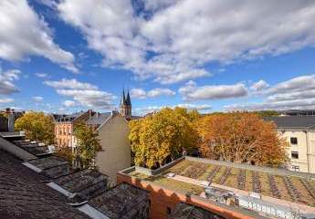 Über den Dächern von Wiesbaden – Stilvoll sanierte 4-Zimmer-Altbauwohnung! Dachmansarde als Zugabe!