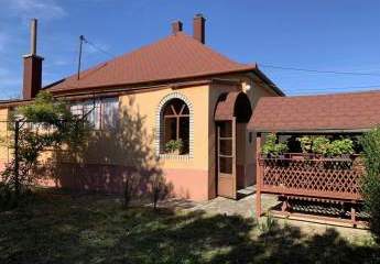 Einfamilienhaus mit Apartment in einem kleinen Dorf im Kreis Tolna zu verkaufen