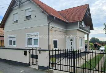 Top Zustand Einfamilienhaus in einer kleinen Stadt in der Nähe des Plattensees