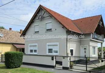 Top Zustand Einfamilienhaus in einer kleinen Stadt in der Nähe des Plattensees