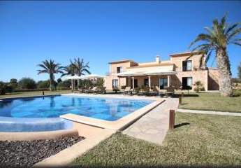 Mediterrane Signature-Finca mit 100 m² Resort-Pool, Meerblick und absoluter Privatsphäre nahe Porto Colom