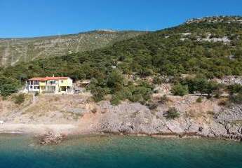 Senj, Kvarner: Haus direkt am Meer mit 4 Wohnungen