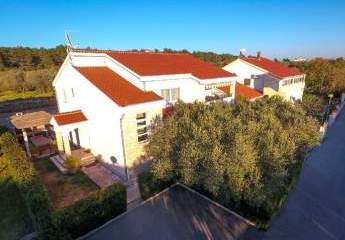 Haus mit 3 Appartements und großem Swimmingpool in Kozino, Region Zadar