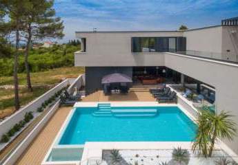 Moderne Villa mit Swimmingpool mit Meerblick in Zadar