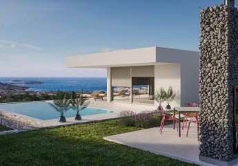 Moderne Villa mit Swimmingpool und Blick auf das Meer