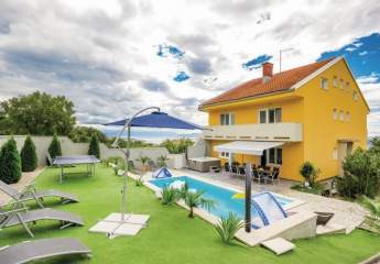 Geräumiges Haus mit Swimmingpool und Meerblick in ruhiger Lage