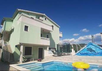 Mehrfamilienhaus mit 6 separaten Wohnungen, Swimmingpool und Meerblick in der Region Trogir