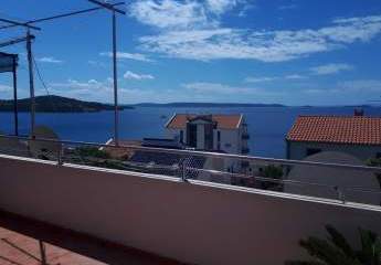 Haus mit Meerblick in der Region Trogir (Festlandküste)