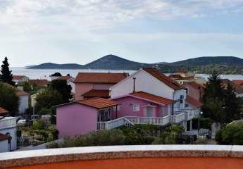 Appartement im zweiten Stockwerk mit Balkon und Meerblick in Tribunj, Region Vodice