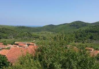 Renoviertes Steinhaus mit Blick ins Grüne in einem idyllischen, traditionellen Ort auf Korcula