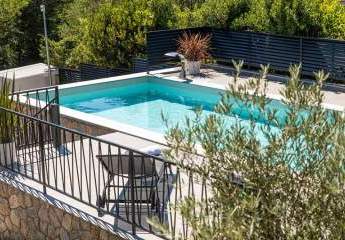 Moderne Villa mit Swimmingpool in ruhiger Lage