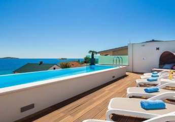 Luxuriöse Villa mit Swimmingpool auf der Dachterrasse