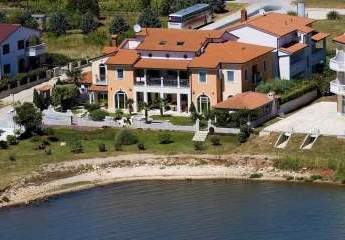 Medulin, Istrien: Repräsentative Villa direkt am Meer