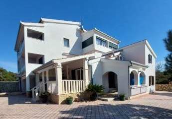 Appartementhaus in ruhiger Lage nahe dem Meer, nördlich von Trogir