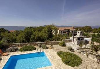 Haus mit drei Appartements, Pool und Meerblick