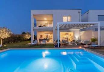 Moderne Villa mit Pool und Garten