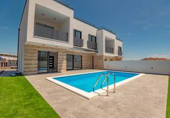 Moderne Doppelhaushälfte mit Swimmingpool